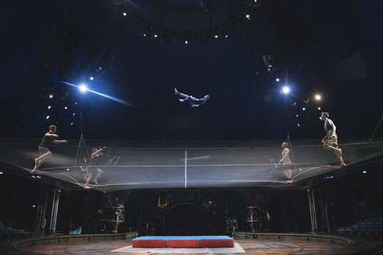 Sei akrobaten saltoarekin ia karparen sabaia ikutzera arte altxatzen dute zazpigarrena, orain arte inoiz biran egin gabeko ariketa honetan.