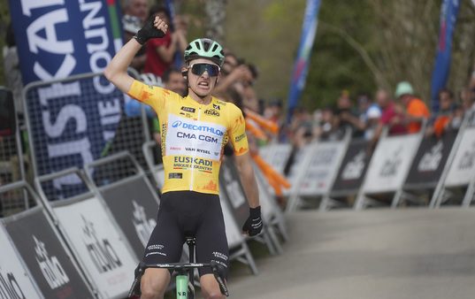 Paul Seixas gazte frantziarra, bakarka, Mendukillo leizeko helmugan.