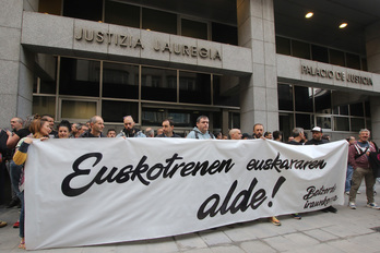 ELA eta LABen elkarretaratzea 2024ko irailean, Euskotrenen hizkuntza eskakizunen UGTren helegitea salatzeko.