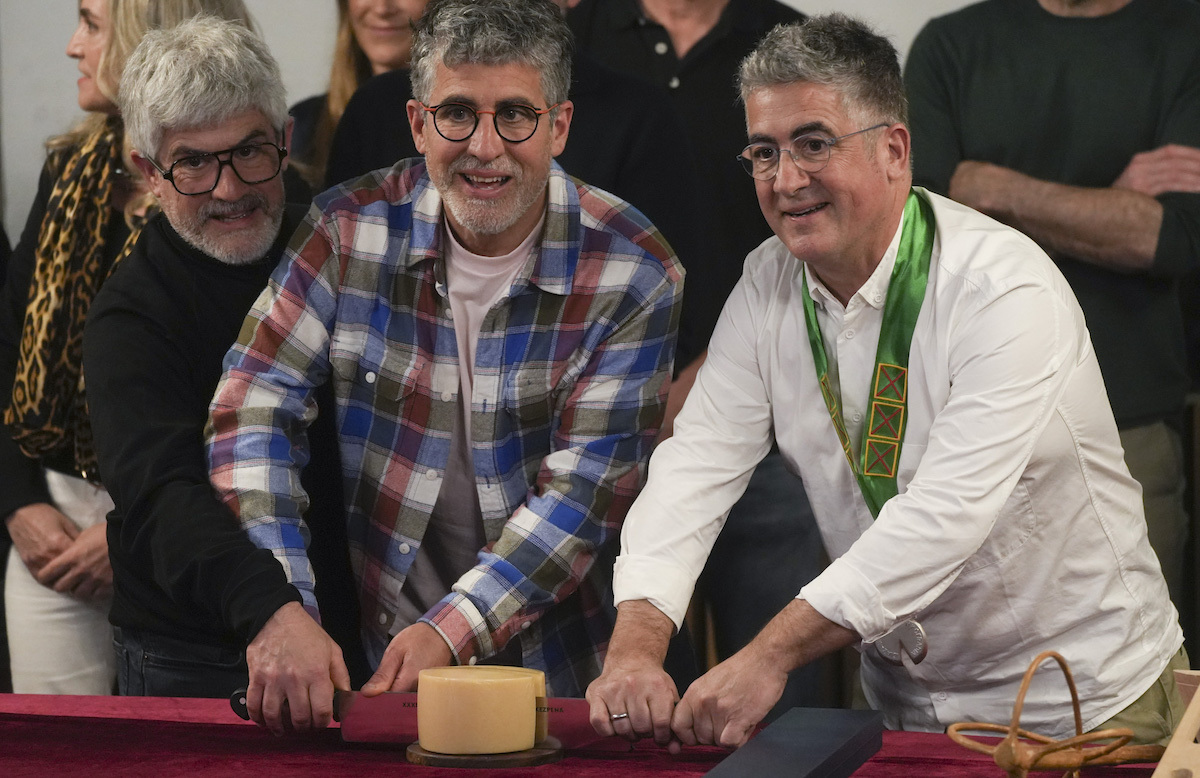 Hondarribiako Alameda jatetxeko kideak arduratu dira gazta mozteaz.