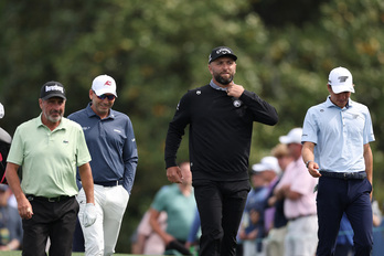 Jon Rahm, junto a Txema Olazabal entre otros golfistas, reconocen el campo del Masters de Augusta.