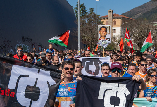 Una foto de Patxi Ruiz al paso de Korrika por la Txantrea.