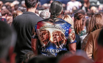 Un partidario del primer ministro húngaro durante el mitin en el que participó el vicepresidente de EEUU JD Vance.