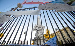 Un cartel recuerda a los desaparecidos y a los bebés robados durante la última dictadura en Argentina.