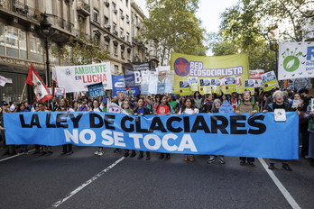 Manifestación junto al Congreso argentino en contra de la reforma de la Ley de Glaciares.