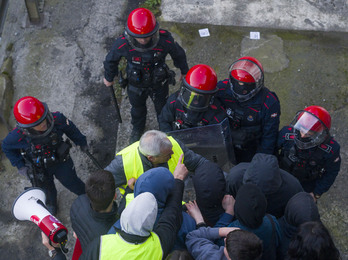Ertzainas con las bodycam encendidas.