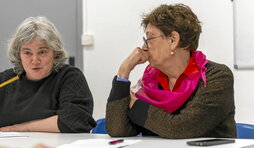 Raquel Calvo dokumentalaren egilea eta Ana Tere Diaz, lanaren protagonistetako bat, Sorginenean, GAUR8rekin izandako solasaldian.