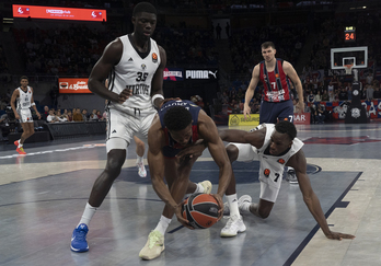 Diakité pelea por un rebote en el partido de ida del Baskonia contra la Virtus.