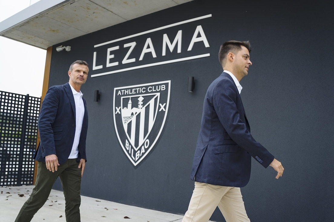 Jon Uriarte entrando en las instalaciones de Lezama, junto a Mikel González.