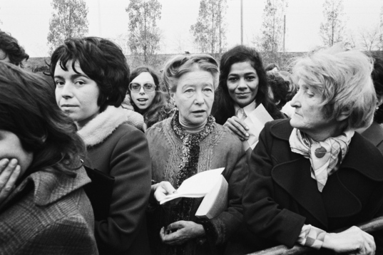 1972an, abortatzea egotzita 16 urteko neska baten aurkako epaiketa egin zen Bobignyko haurren auzitegian. Irudian, Simone de Beauvoir, Jacqueline Manicom eta beste hainbat emakume protestan.