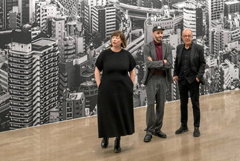 Ane Abalde, Kutxaren erakusketa aretoen zuzendaria, Jon Gorospe eta Alejandro Castellote.