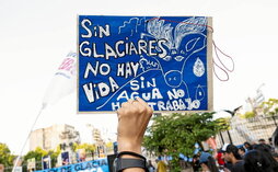 Protesta en el Senado argentino durante un debate sobre la Ley de Glaciares, el 26 de febrero de 2026.