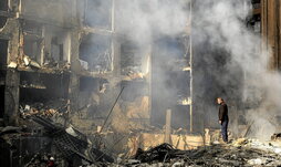 Un hombre observa la destrucción causada por los bombardeos israelíes en Beirut.