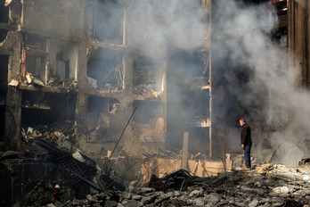  Un hombre observa la destrucción causada por los bombardeos israelíes en Beirut.