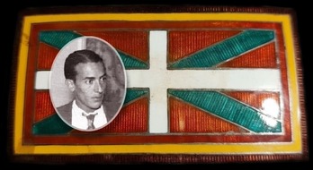 Fotomontaje de la foto de Xabier de Frutos y la hebilla del cinturón que formaba parte del uniforme miliciano que él mismo diseñó.