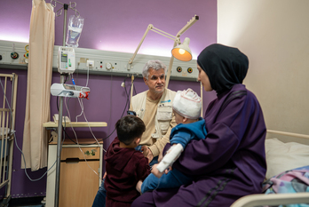 Unicefeko ordezkari bat Beiruteko Rafic Hariri ospitalean, ama bat eta bere bi semeekin.