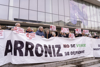 Movilización de vecinos de Arroitz contra la planta de biogás ante la sede del Departamento de Medio Ambiente y Desarrollo Rural del Gobierno navarro en enero.