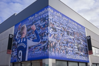 Ambiente previo a la final Copa por las calles de Donostia.