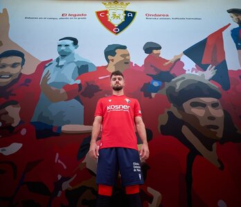 Iker Muñoz ha posado junto al nuevo mural de LKN que repasa episodios destacados en la historia del club.