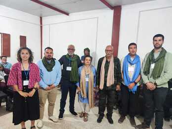La delegación navarra con los dirigentes saharauis en Tindouf.