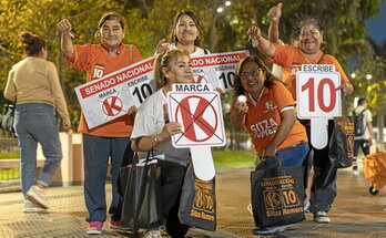 Voluntarias que apoyan la candidatura de la senadora Sitza Romero, de Fuerza Popular.