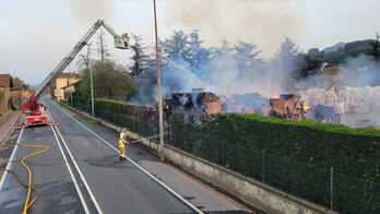 Los bomberos, trabajando para extinguir las llamas.