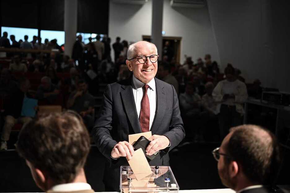 Le président sortant et maire de Bayonne, Jean-René Etchegaray, a fait de même. Le président sortant et maire de Bayonne, Jean-René Etchegaray, a fait de même.