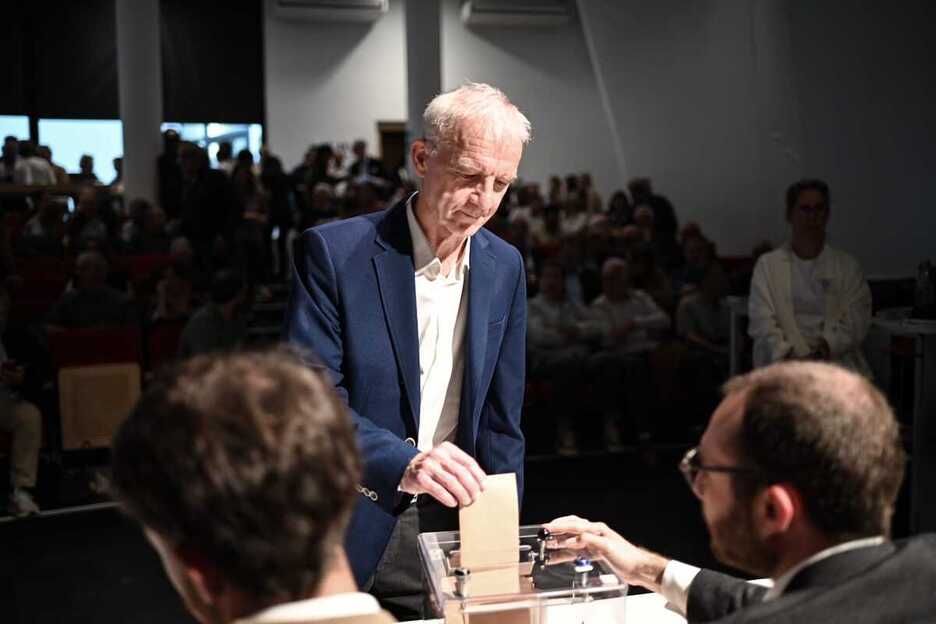 Enfin, Pascal Lesellier (Rassemblement national) a glissé son bulletin dans l’urne. Enfin, Pascal Lesellier (Rassemblement national) a glissé son bulletin dans l’urne.