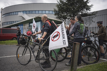 Un momento de la marcha ciclista antimilitarista.