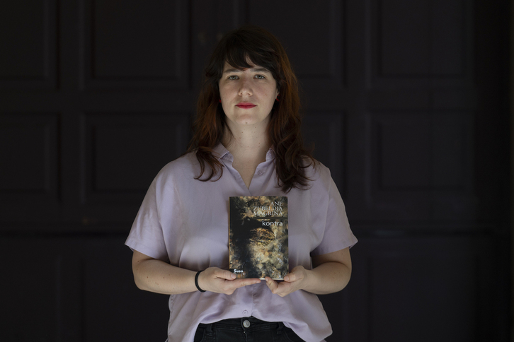 Ane Zubeldia sostiene un ejemplar de la premiada ‘Kontra’.
