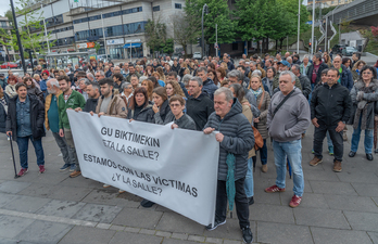 Hamarnaka auzokide elkartu dira Loiolan Patxi Ezkiagaren biktimei babesa adierazteko.