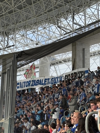 Alaveseko zaleek Anoetan erakutsi duten pankarta.