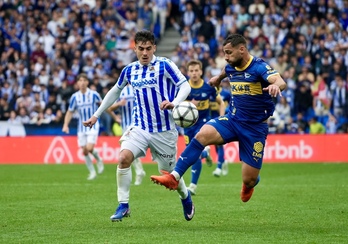 Barrenetxea y Jonny pelean por un balón dividido