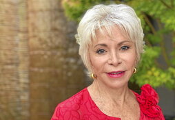 La escritora chilena Isabel Allende, autora de la inmortal «La casa de los espíritus», que pronto se convertirá también en teleserie.