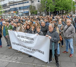 Loiolan elkartu ziren La Salleko ikasle ohiak, Ezkiagaren biktimei babesa adierazteko.