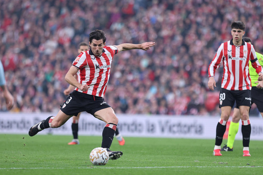 Valverde no descarta seguir con Vivian en el lateral derecho.