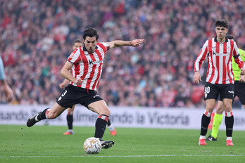 Valverde no descarta seguir con Vivian en el lateral derecho.