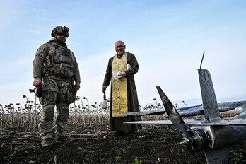 Imagen de un sacerdote militar en el frente de Ucrania duranrte la Pascua.