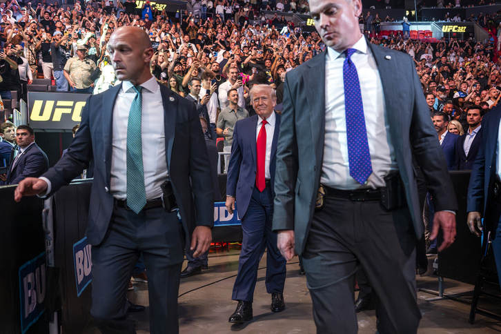 Acompañado por su equipo de seguridad, Trump llega a un evento de artes marciales en Miami.