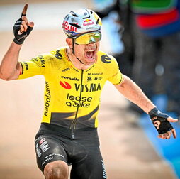Wout Van Aert celebra su victoria en Roubaix.