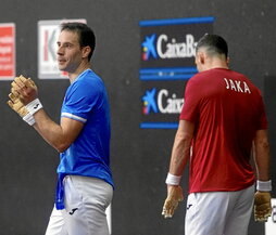 Dario pozik eta Jaka triste, Zumaiako partidaren amaieran.
