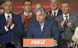 El derrotado presidente, Viktor Orbán, comparece decepcionado ante los medios ayer por la noche en Budapest.