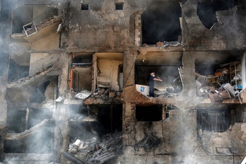 Herritarrak Israelgo Armadak suntsitutako eraikin bateko hondakinetan, Beiruten.