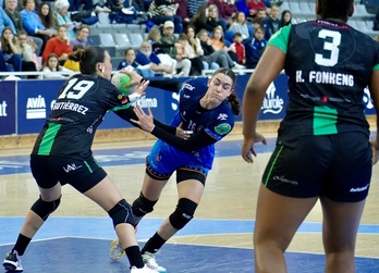 Ester Somaza, en plena acción en el último derbi frente a Beti Onak.