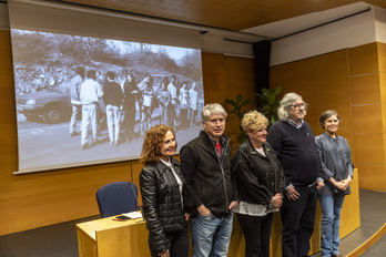 Artiumeko arduradunak eta dohaitza egin duten artistak Artiumen.