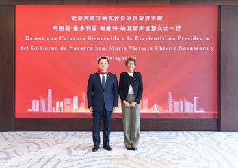 Chivite entrega un pañuelo rojo a Chen Yong, vicepresidente de China State Constuction Engineering Corporation (CSCEC). 