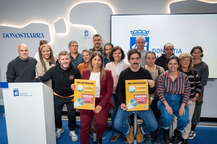 Comparecencia en el Ayuntamiento de Donostia para pedir la construcción de un instituto público en Aiete.