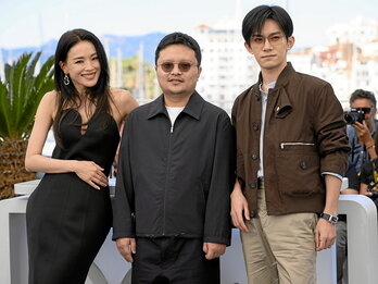 Shu Qi aktorea, Gan Bi zuzendaria eta Jackson Yee aktorea «Resurrection» filmaren argazki saioan, azken Canneseko Zinema jaialdian. Epaimahaiaren Sari Berezia irabazi zuen filmak.