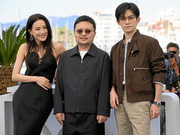 Shu Qi aktorea, Gan Bi zuzendaria eta Jackson Yee aktorea «Resurrection» filmaren argazki saioan, azken Canneseko Zinema jaialdian. Epaimahaiaren Sari Berezia irabazi zuen filmak.