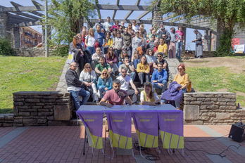 Sopelako 4ekin1 plataformako kideek akordioa lortu dutela jakinarazteko egin duten agerraldia.